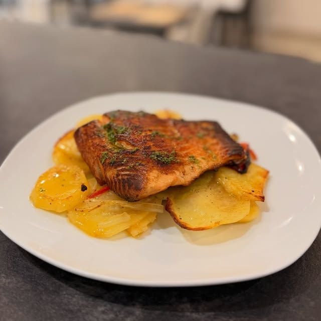 Plato de pescado a la plancha sobre patatas panaderas