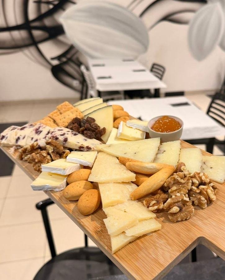 Tabla de quesos con frutos secos y picos