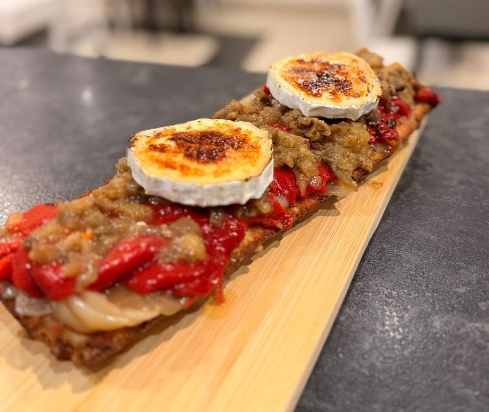 Torrada de escalivada con queso de cabra gratinado